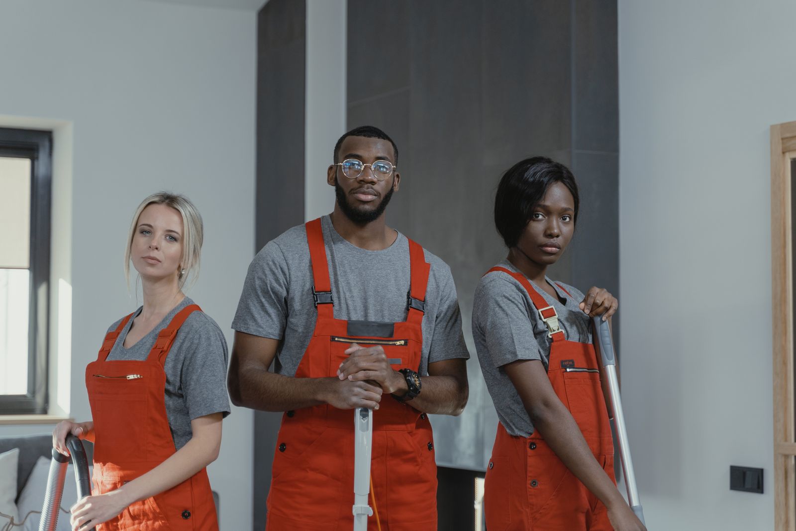 Team di professionisti delle pulizie a Lugano in divisa da lavoro